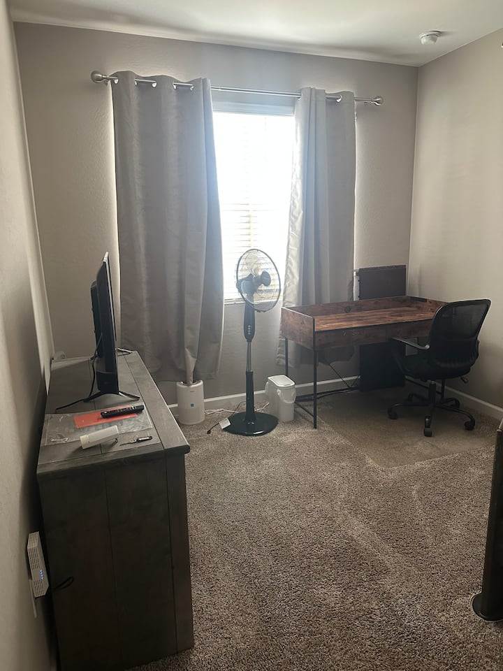 تلفزيون ذكي مكتب واي فاي سريع مع خزانة ملابس مريحة لا توجد خزانة في الغرفة ولكن يمكن أن توفر تعليقًا محدودًا إذا لزم الأمر.  لدي أثاث معلق محمول