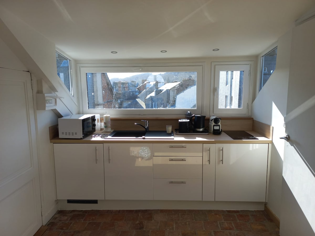 Top Airbnb: Studio, the nest, exceptional harbor view in Honfleur