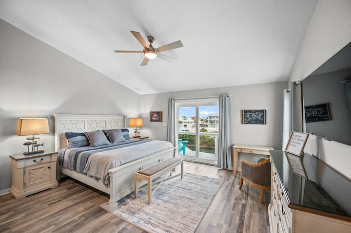 Upstairs King Suite with Desk and a view