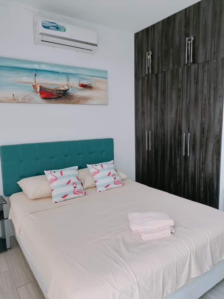 Lit Queen size et armoire
