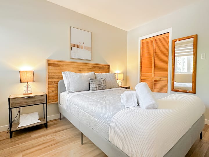 Მყუდრო საცხოვრებელი ამ ელეგანტურ საცხოვრებელში, რომელშიც ლუქს-კლასის თეთრეულით სავსე საწოლია