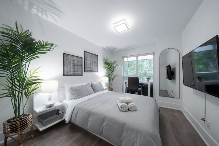 Luxury Downtown Condo For 6 (CN Tower View)