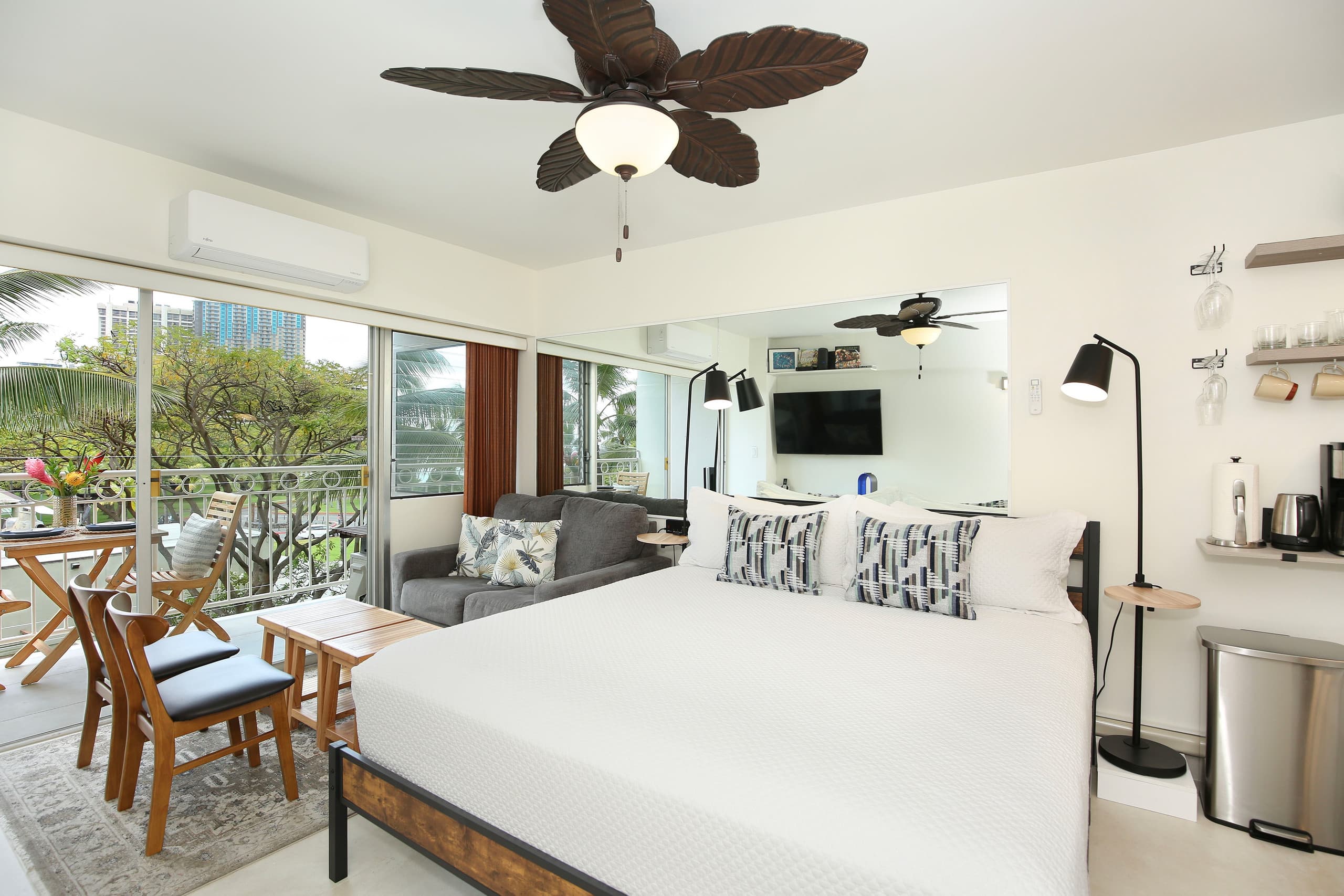 Condo in Honolulu · ★4.89 · Studio · 2 beds · 1 shared bath - Image 2