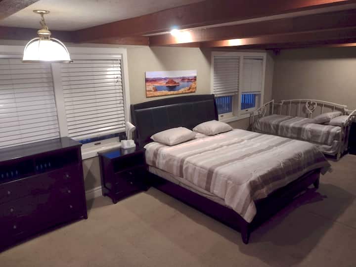 Bonus Living/Smart TV dhomë me tingull rrethues me krevat dopio "King", "Twin Daybed" dhe "Twin Trundle". Babai i pritësit e bëri atë fotografi me telefonin e tij:-).