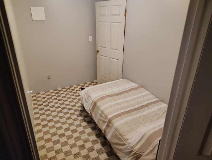 Krevat shtesë në dhomë. Nuk ka nxehtësi të drejtpërdrejtë.