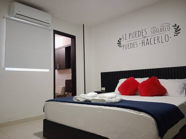 Hlavná izba má klimatizáciu, ktorá zaisťuje chladnú a pohodlnú atmosféru počas celého roka. Ideálne na pokojný oddych bez ohľadu na vonkajšie poveternostné podmienky.