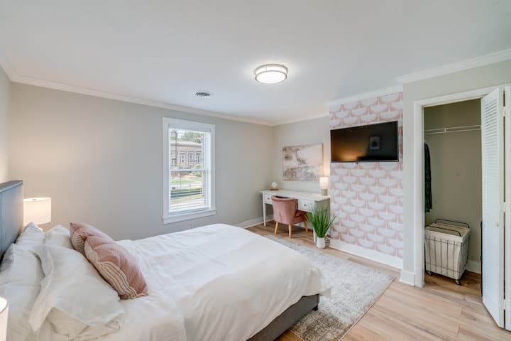 Este acogedor dormitorio cuenta con una cómoda cama tamaño queen