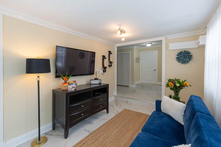 Tropical Vibes! Spacious 2bd/1ba, Bbq, Parking - West Palm Beach, FL