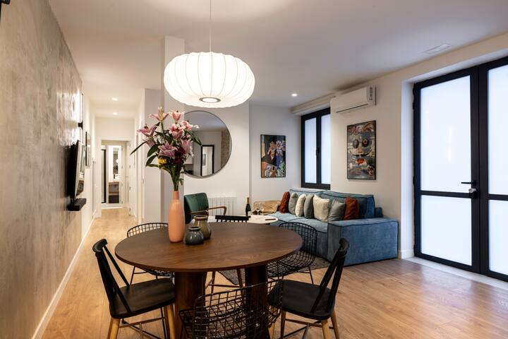 Central designed 3 bedrooms + 2 showers/bathrooms