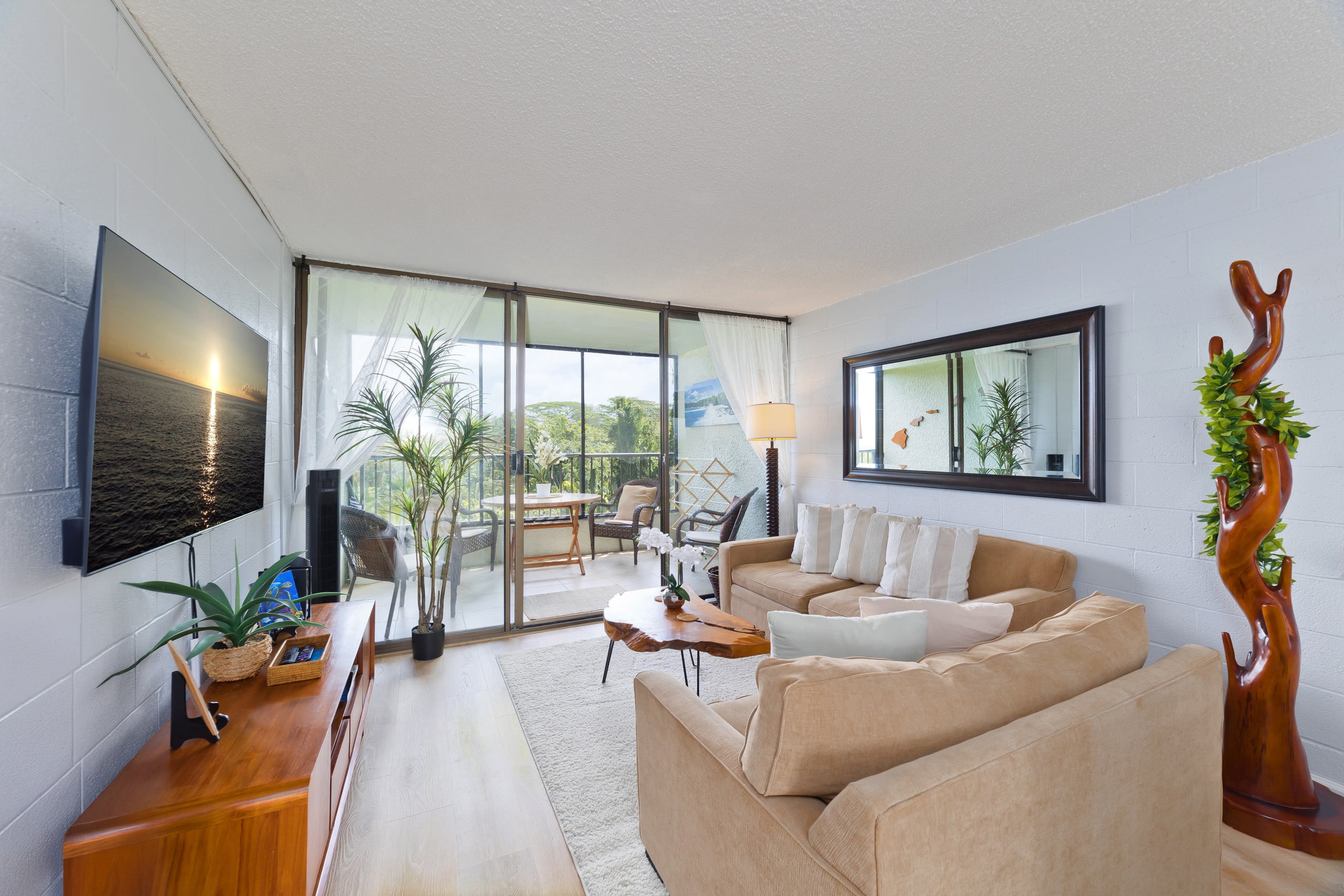 Condo in Hilo · ★4.67 · 2 bedrooms · 4 beds · 1 private bath - Image 3
