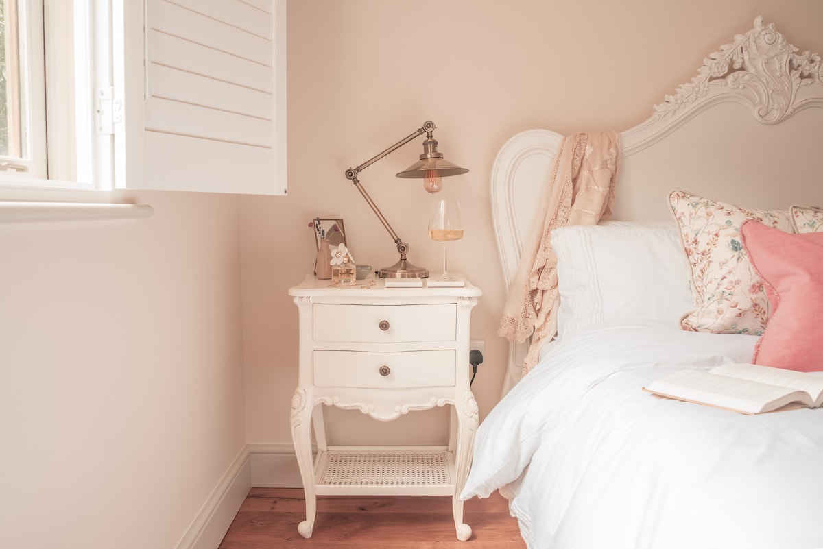 Раскошниот брачен кревет (широк 150-179 см) нуди постелнина од 100% памук