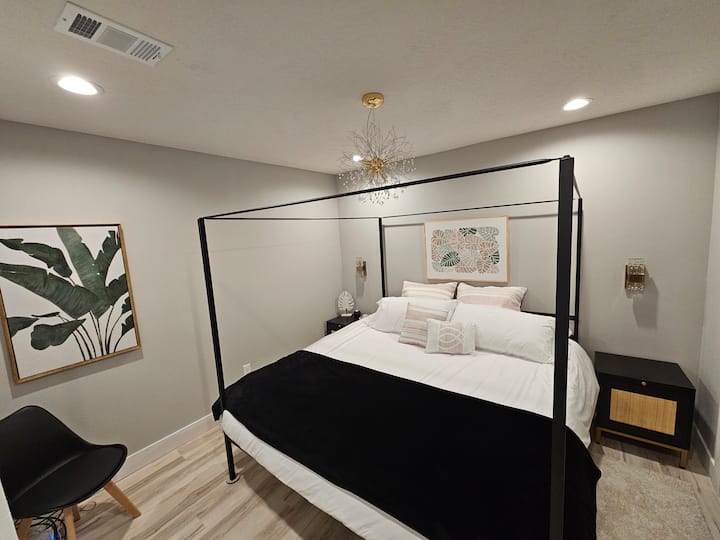 Krásna veľká spálňa, úplne nová, luxusná pohodlná manželská posteľ a posteľná bielizeň.