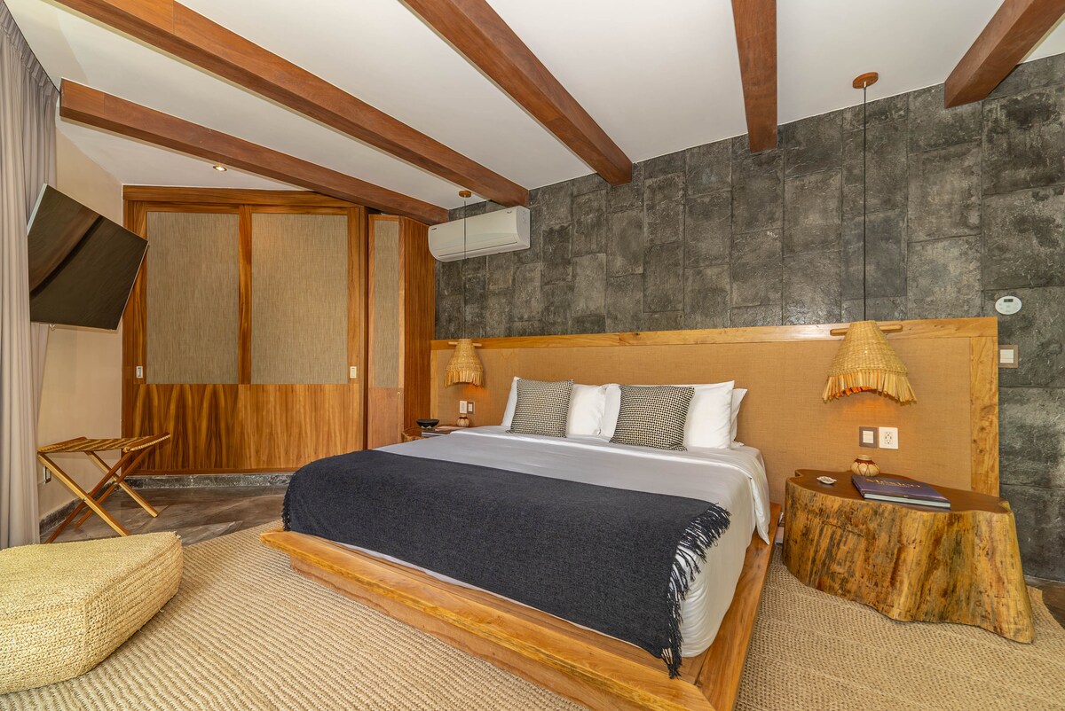 主臥室，配有保險箱，保障您的安全 