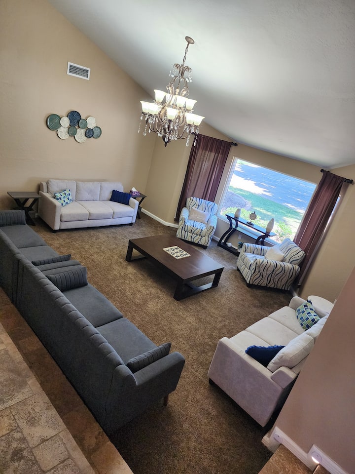 Sebule ya 2 iliyo na makochi (4) na viti (2)