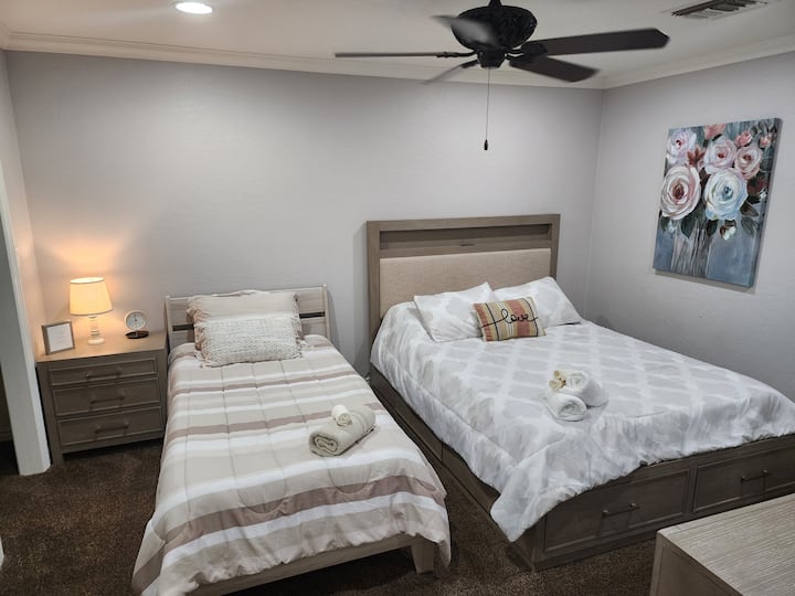 Malkia na kitanda pacha pamoja na bafu la Jack na Jill