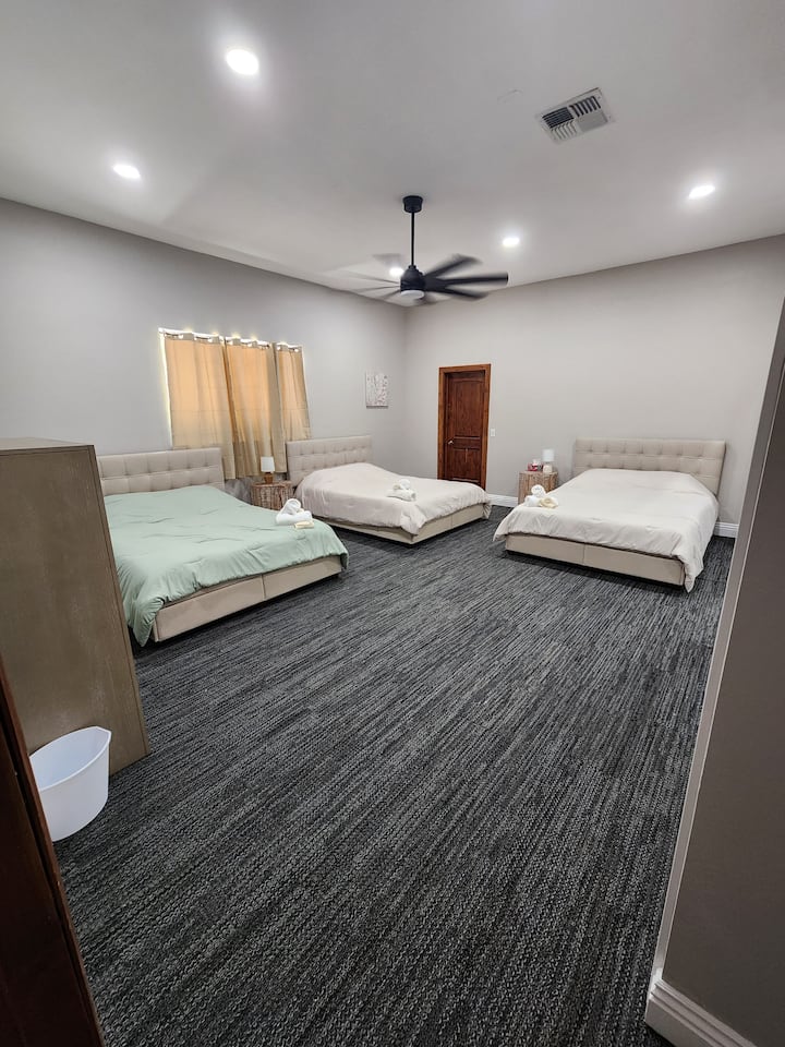 Chumba kikubwa cha kulala chenye (3) vitanda vya kifalme, kabati la kujipambia, kabati kubwa na eneo la kufulia ** * Liko katika nyumba ya wageni ***