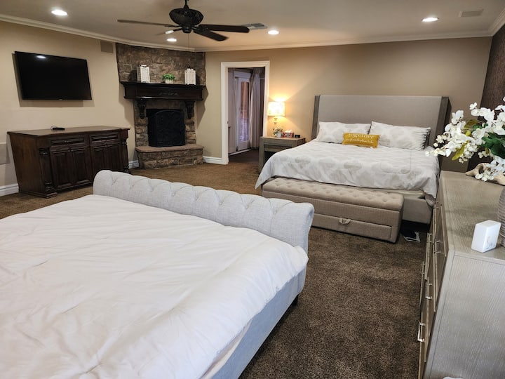 (2) Vitanda vya ukubwa wa King, meko, Televisheni mahiri, Kabati Kubwa la Kutembea na bafu