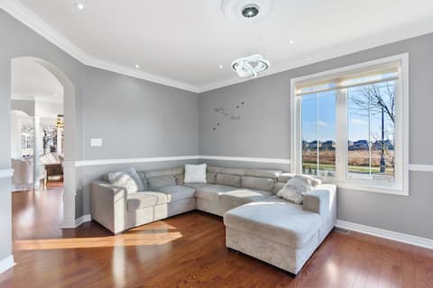Spacious Family-Friendly 7BR ~ 4.5 Bath ~ Brampton