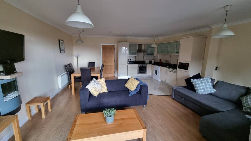 Spacious 2 Bed Apartment w/balcony