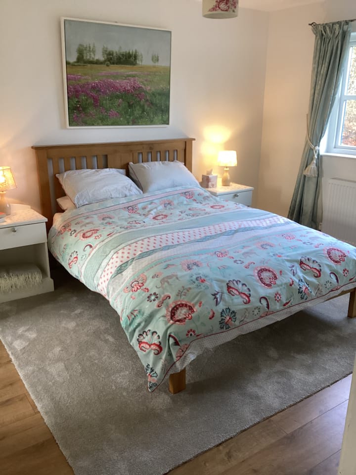 Kitanda aina ya king cha ghorofa ya chini