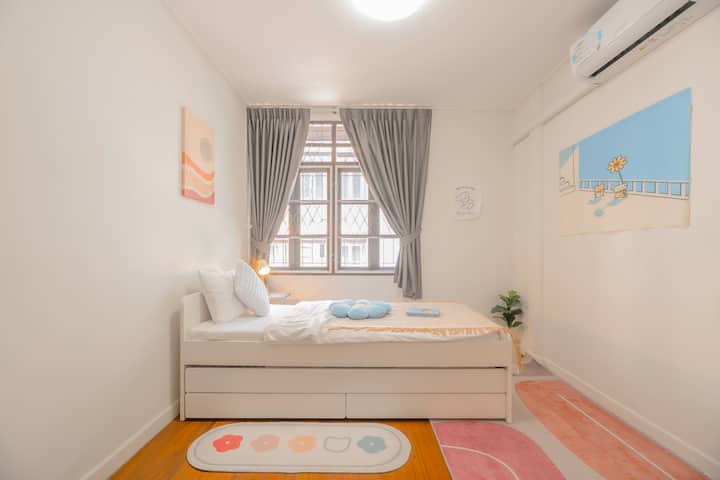 Kitanda kitakuwa kitanda cha droo. Upande wa kulala unaweza kutolewa kama godoro moja zaidi ambapo ukubwa wa kitanda utakuwa futi 3.