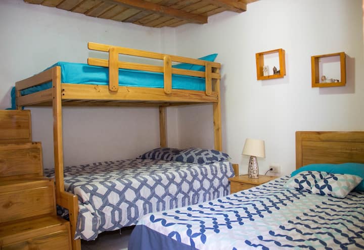 מיטה זוגית ומיטת קומתיים אחת