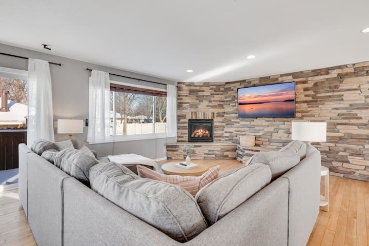 Brookstone Bliss – Hot tub, Pool, Games and more gallery image 2