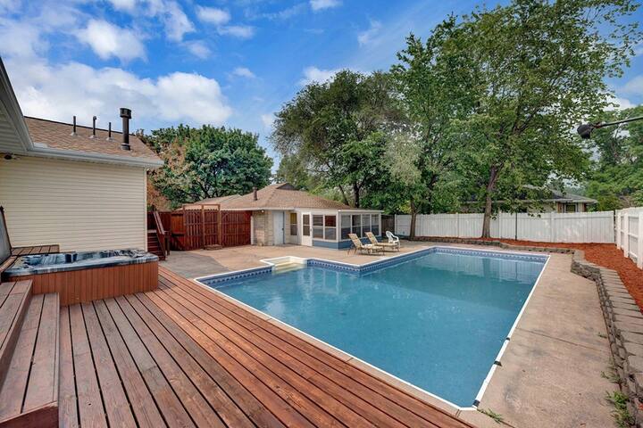 Brookstone Bliss – Hot tub, Pool, Games and more gallery image 5