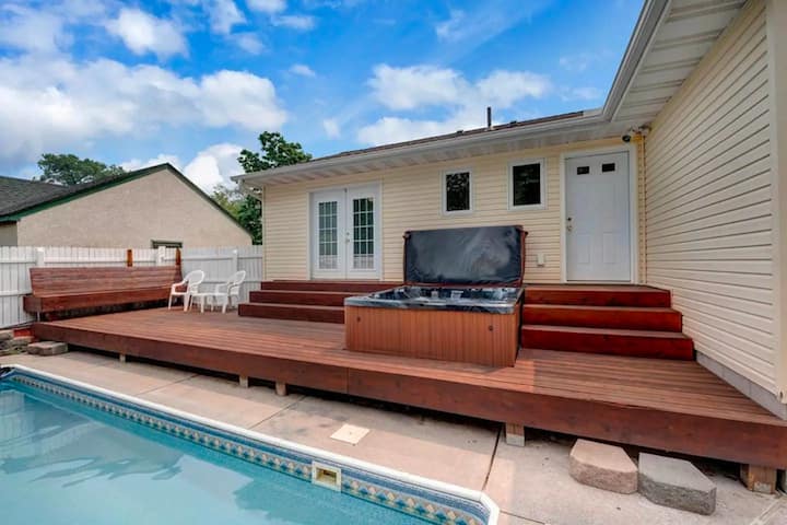 Brookstone Bliss Hot tub Pool Games and more Houses for Rent