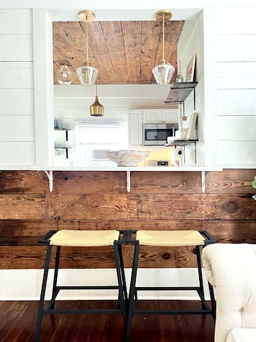 The Carriage House in Fairmount – 6 beds, 3 baths gallery image 2