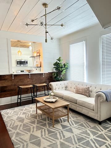 The Carriage House in Fairmount – 6 beds, 3 baths gallery image 3