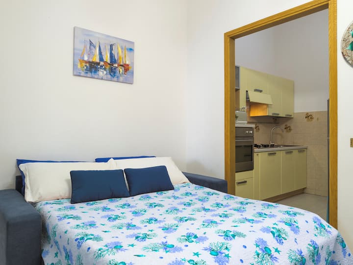 Pohovka v obývacej izbe, ktorá sa v prípade potreby stáva pohodlnou manželskou posteľou