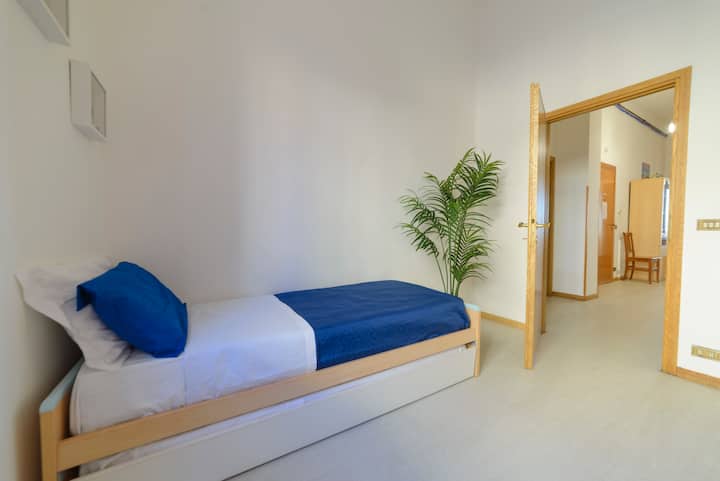 Izba so samostatným lôžkom, ale v prípade potreby môže byť pripravená aj druhá, čo z nej robí dvojlôžkovú izbu, ktorá je ideálna pre dve deti alebo dvoch priateľov. Dekor je doplnený veľkým šatníkom a pohodlnou komorou.