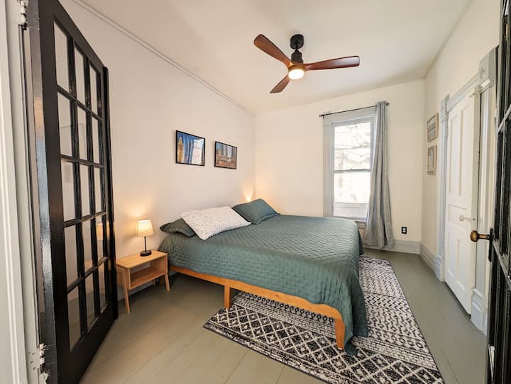 Уметничката куќа има два полни кревета KINGSIZE на спалните соби на долниот и горниот кат. 