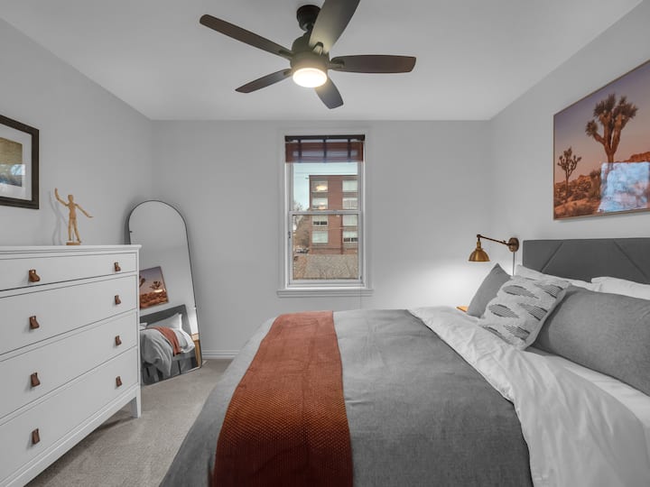 Chambre queen size avec lit Sleep Number et 2 placards.