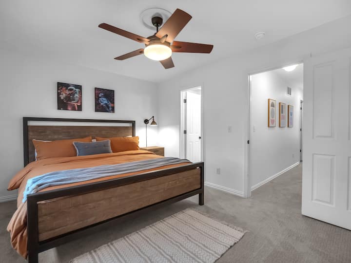 Chambre king size avec matelas Nectar et salle de bain attenante/penderie.