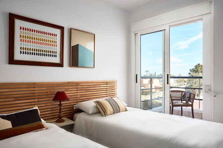 Спалня на горния етаж. Самостоятелна тераса с изглед към морето и вашата самостоятелна градина и басейн