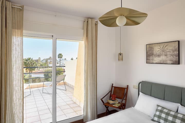 Основна спалня, 160 см легло, самостоятелна тераса с изглед към морето и частната градина и басейна