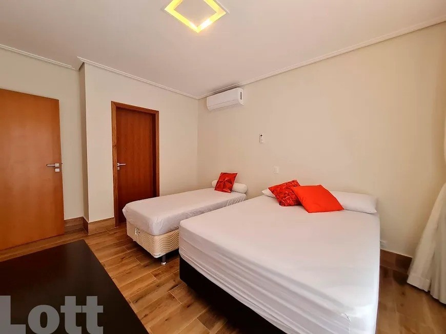 ¡Suite con aire acondicionado, TV, baño grande,  balcón y vistas a la piscina!