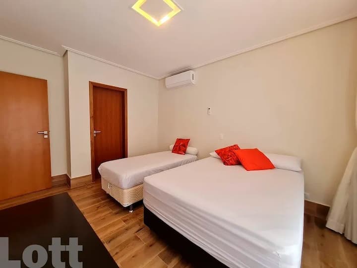 Suíte com Ar condicionado, TV,  amplo banheiro banheiro,  varanda e vista para piscina!