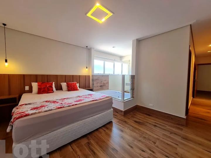 Suíte Master enorme!
Ar condicionado,  TV,  hidromassagem dupla  privativa, closet e varanda!