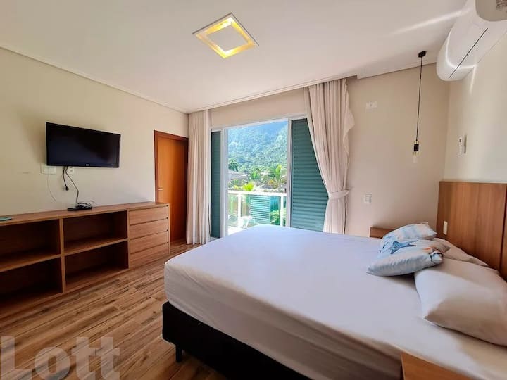 Ar condicionado,  TV e muito sol!
Suíte com 1 cama de casal Queen,  é possível adicionar 1 colchão no chão. 