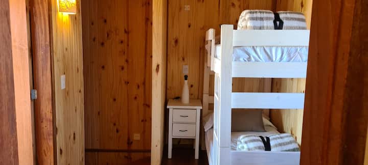 Chumba cha kulala cha Ante kilicho na vitanda vya ghorofa, bora kwa watoto au vijana. Kitanda cha juu kinaruhusu uzito usizidi kilo 75, 