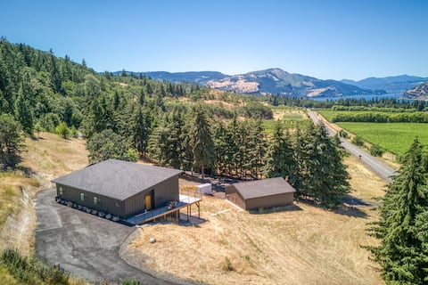 Gorge & Vineyard View Mosier Pickleball Retreat