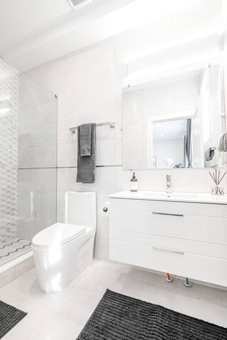 Free Street Parking | Bar Area | 20 Min to NYC! gallery image 4