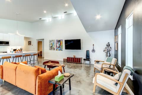 Successful Airbnb property: Modern house with sauna and fenced yard in Sanford