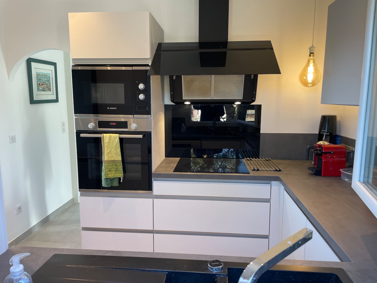 Erfolgreiche Airbnb-Immobilie: Waterfront property, panoramic view of the horizon in Carqueiranne