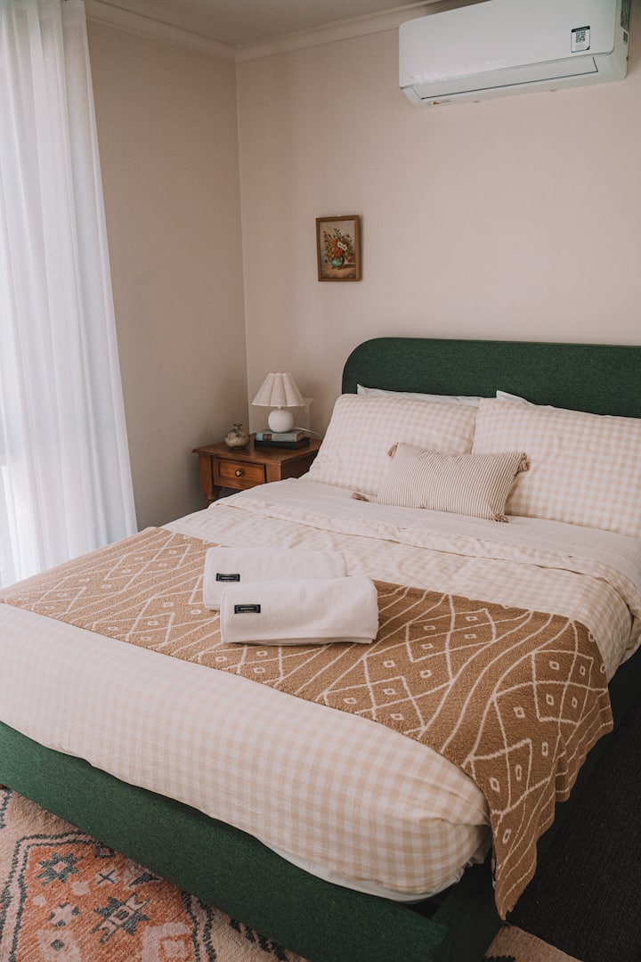 Our double bedroom :) Double bed and newly installed split system with air con and heating! 