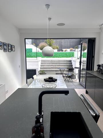 Stylish 5 bed home close to Murrayfield. gallery image 3