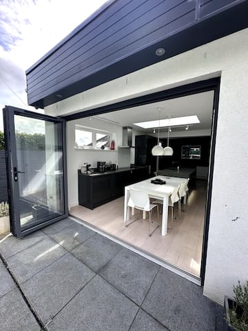 Stylish 5 bed home close to Murrayfield. gallery image 2